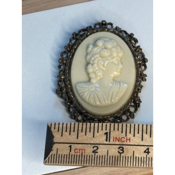 Vintage Cameo Brooch Pin With Detailed Woman Portrait In Ornate Metal Frame - Picture 3 of 9